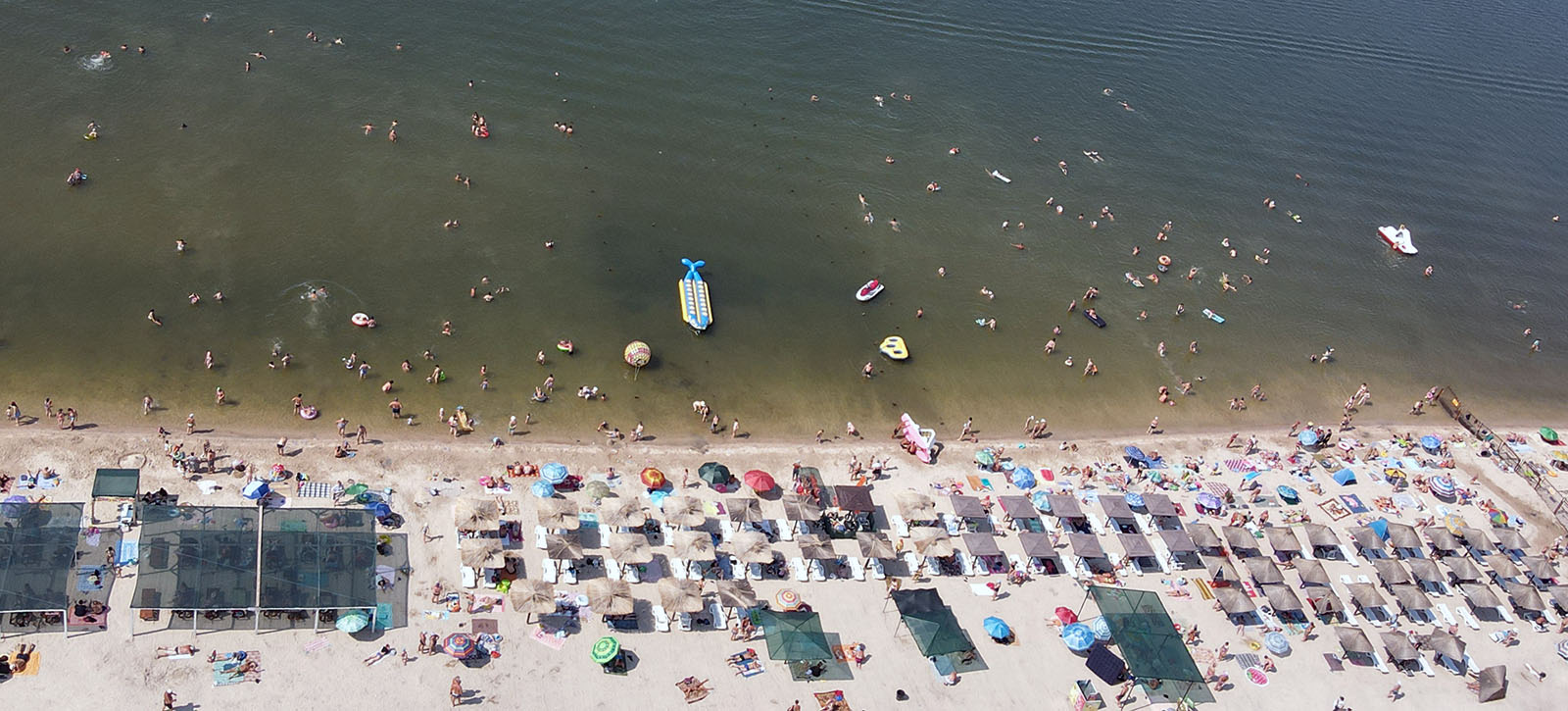 Бердянск. На фото изображен пляж на Лисках в Бердянске в разгар летнего сезона